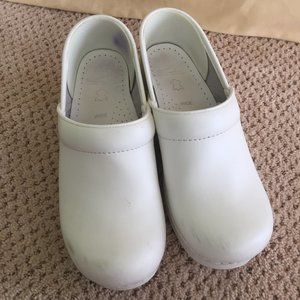 Dansko Professional white clog, size 38 wide (7.5)
